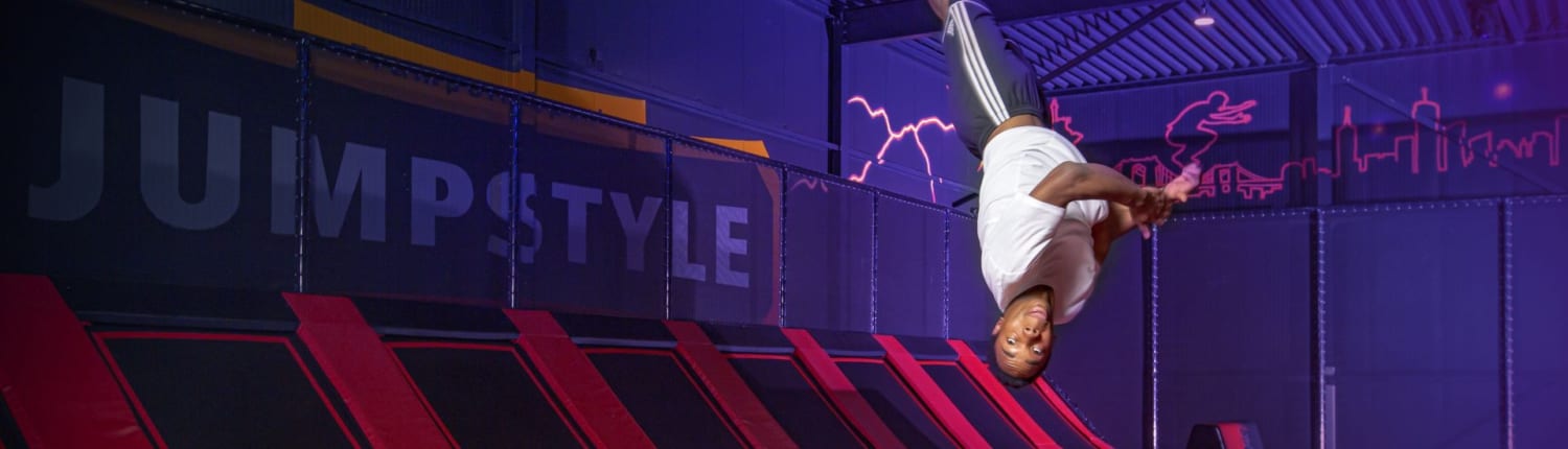 Het trampolinepark van Marco en Ria Kramer in Heerenveen bleek zo’n succes, dat ze haarfijn aanvoelden dat ze gauw los moesten met een tweede vestiging van Jumpstyle in Friesland. ‘Het wasspannend, want ook andere partijen roken hun kans’, weet het ondernemersechtpaar. ‘Gelukkig konden we op tijd doorpakken dankzij het laatste stukje financiering van de FOM.’ Inmiddels is het dubbel zo grote Jumpstyle-park in Drachten open.