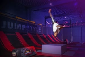 Het trampolinepark van Marco en Ria Kramer in Heerenveen bleek zo’n succes, dat ze haarfijn aanvoelden dat ze gauw los moesten met een tweede vestiging van Jumpstyle in Friesland. ‘Het wasspannend, want ook andere partijen roken hun kans’, weet het ondernemersechtpaar. ‘Gelukkig konden we op tijd doorpakken dankzij het laatste stukje financiering van de FOM.’ Inmiddels is het dubbel zo grote Jumpstyle-park in Drachten open.